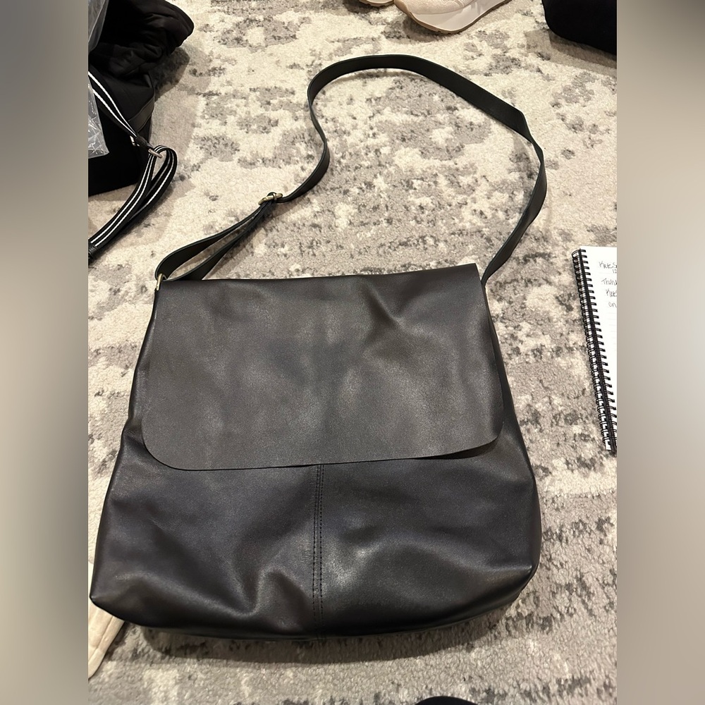 BLACK LEATHER UNOETH CROSSBODY NWOT